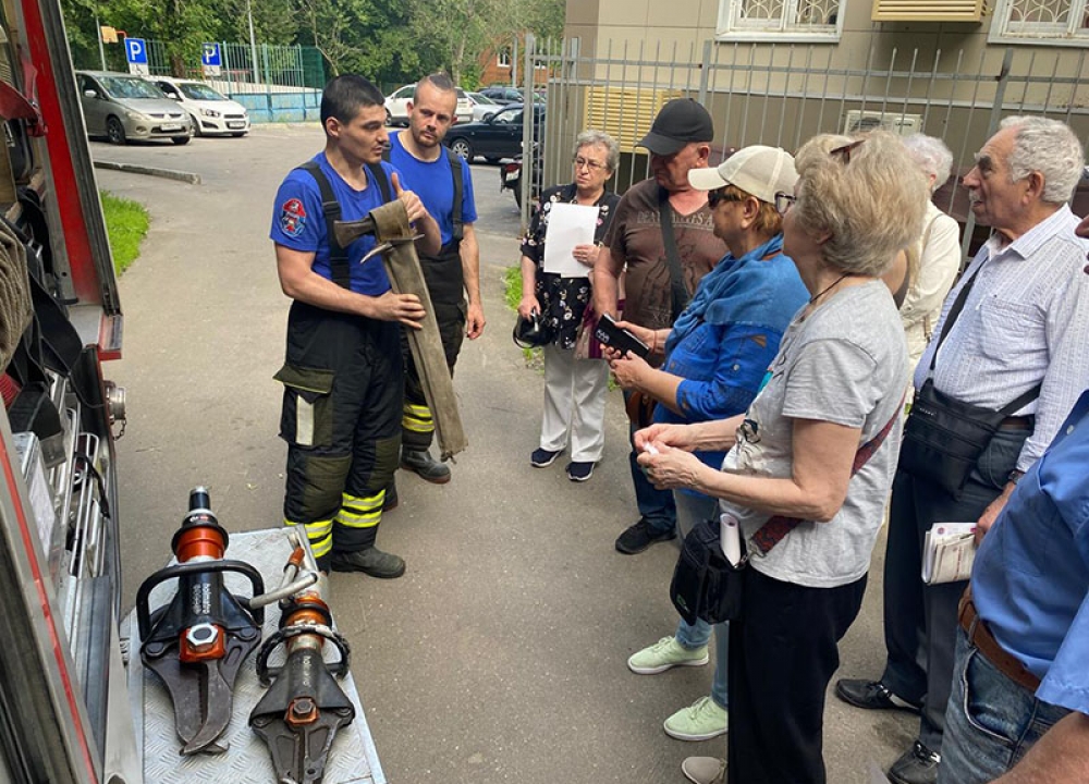 В районе Черемушки жители встретились с пожарными