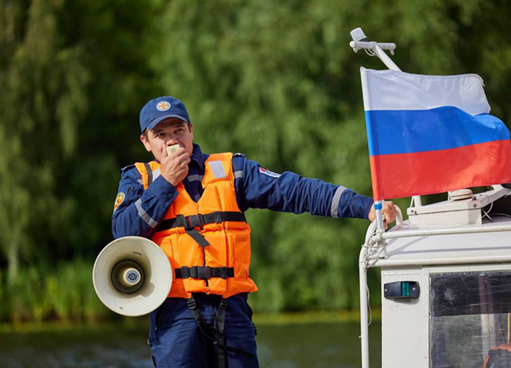 Около 100 спасателей непрерывно патрулируют водные акватории Москвы из-за сильной...