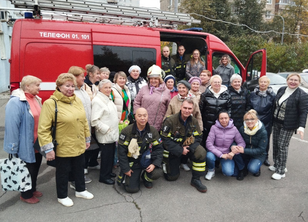 Огнеборцы рассказали жителям про технику спасения