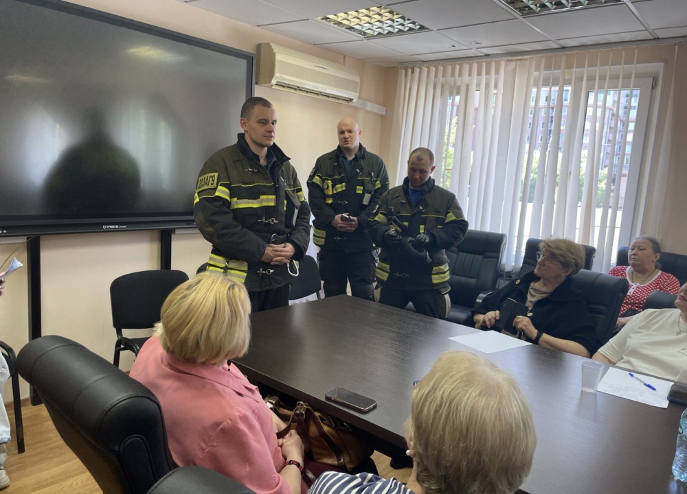 С жителями Обручевского района обсудили вопросы пожарной безопасности в жилых...