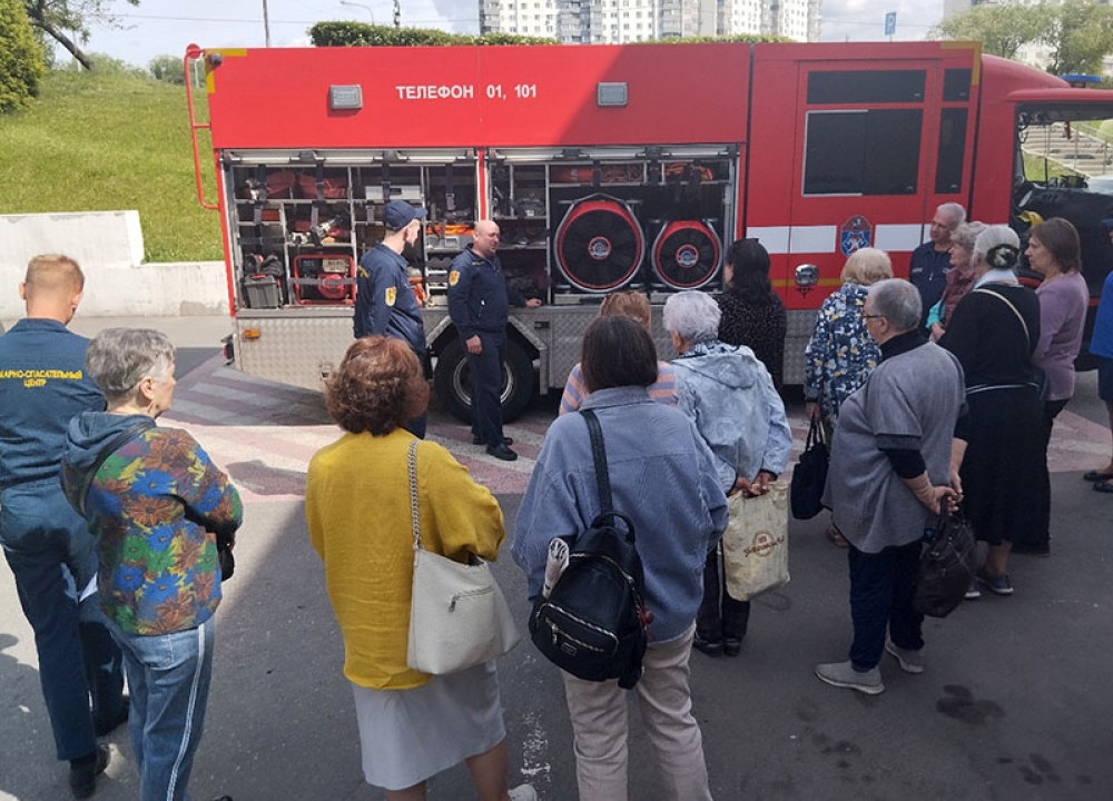 Спасатели поделились знаниями с жителями