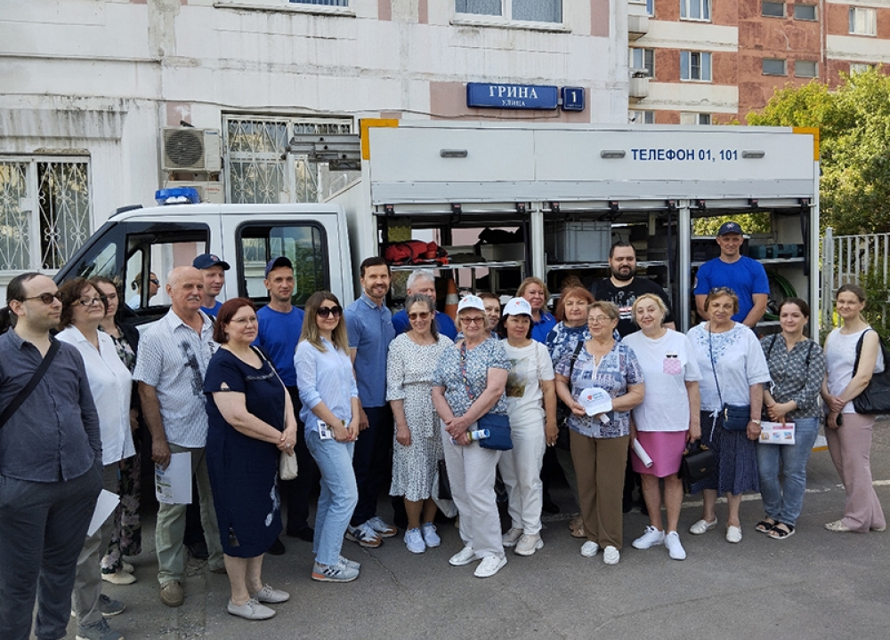 Спасатели поделились профессиональным опытом с жителями района Северное Бутово