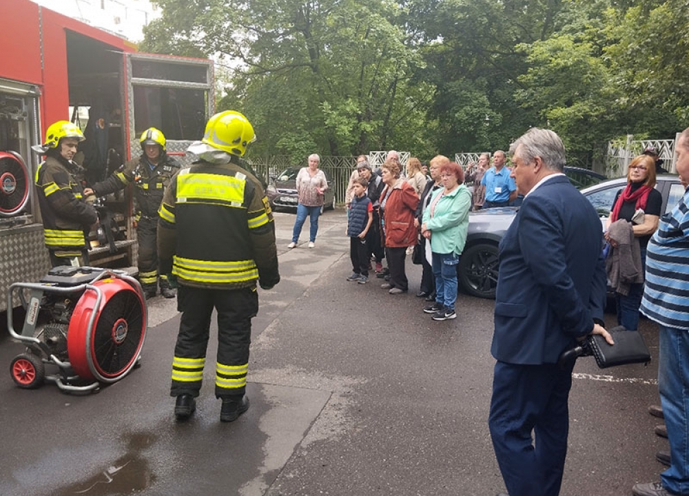 Демонстрация техники спасения помогает людям лучше понять работу пожарных
