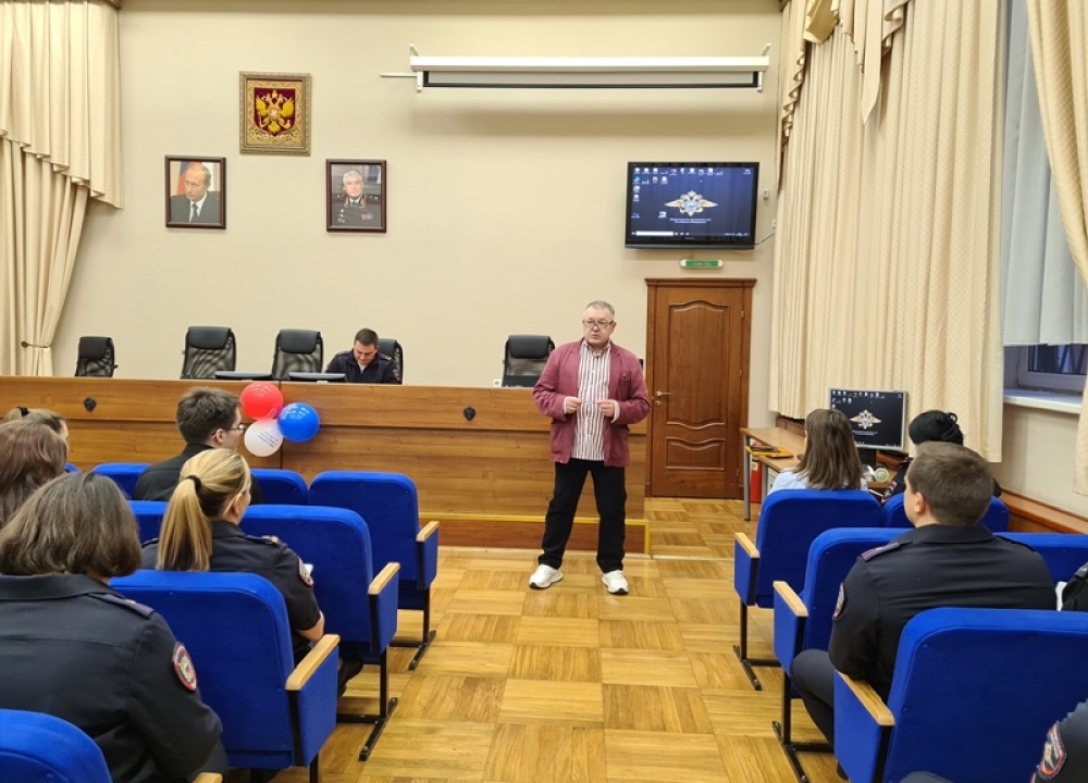 В УВД по ЮЗАО столицы полицейским рассказали о правилах оказания...