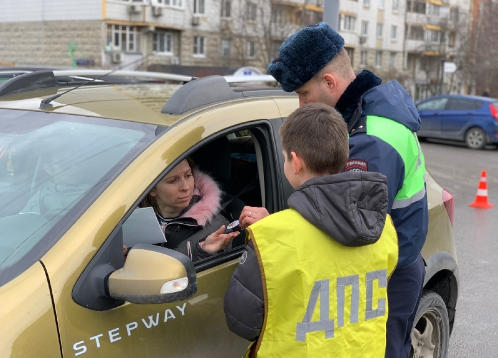 В Москве сотрудники Госавтоинспекции ЮЗАО совместно с отрядами ЮИД проводят...