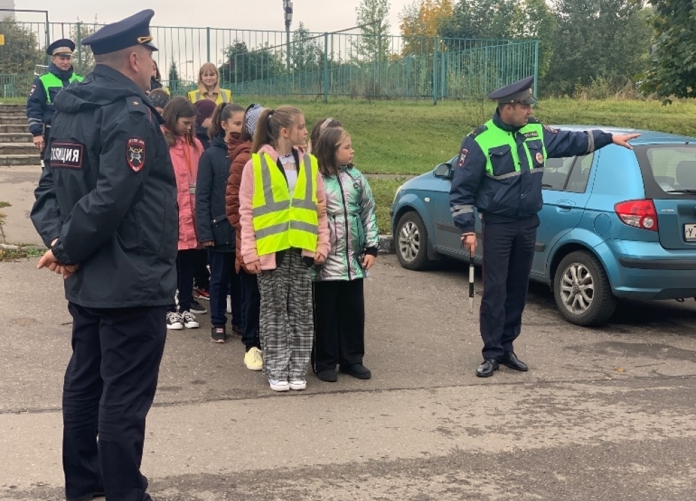 Автоинспекторы Юго-Западного округа Москвы показали ученикам безопасный маршрут в школу