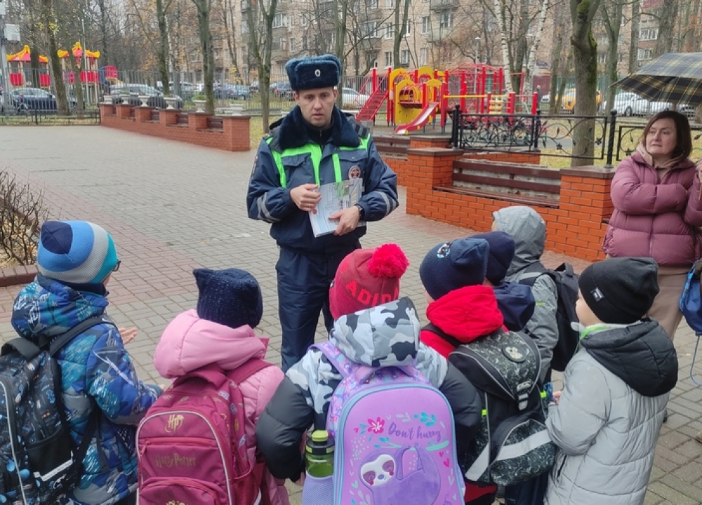 На юго-западе Москвы автоинспекторы провели для школьников минутки безопасности