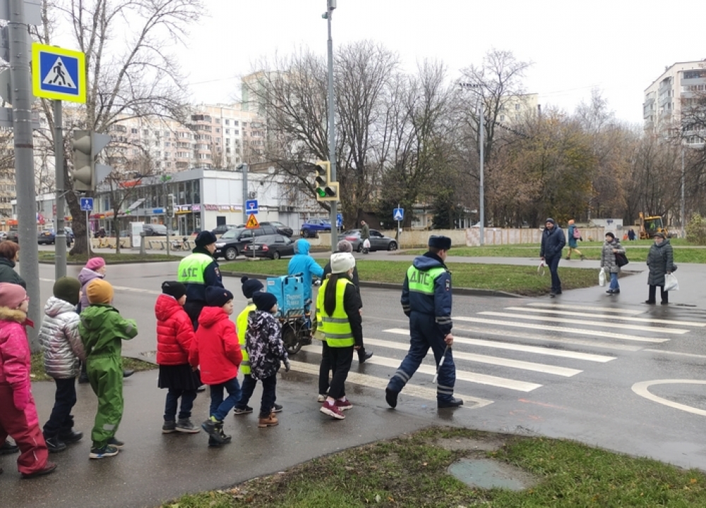 На юго-западе Москвы автоинспекторы провели профилактическое мероприятие «Шагающий автобус»