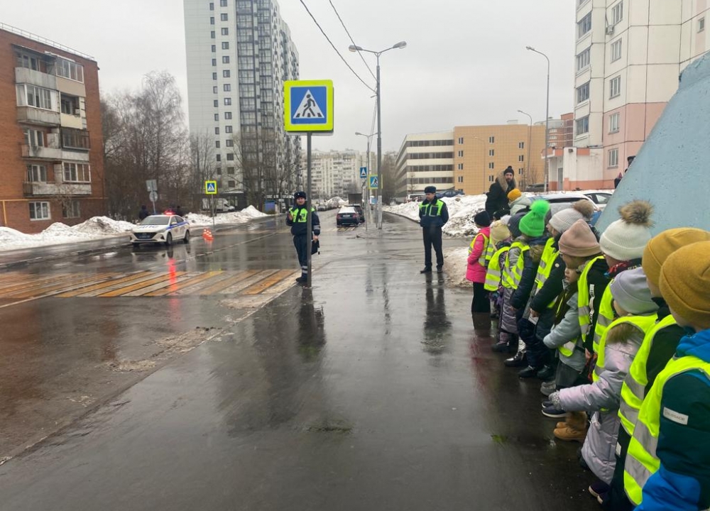 «Шагающий автобус» продолжает курсировать по улицам Юго-Западного округа Москвы