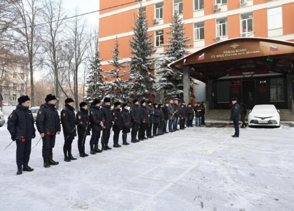 В УВД по ЮЗАО прошло возложение цветов к Памятнику погибших...