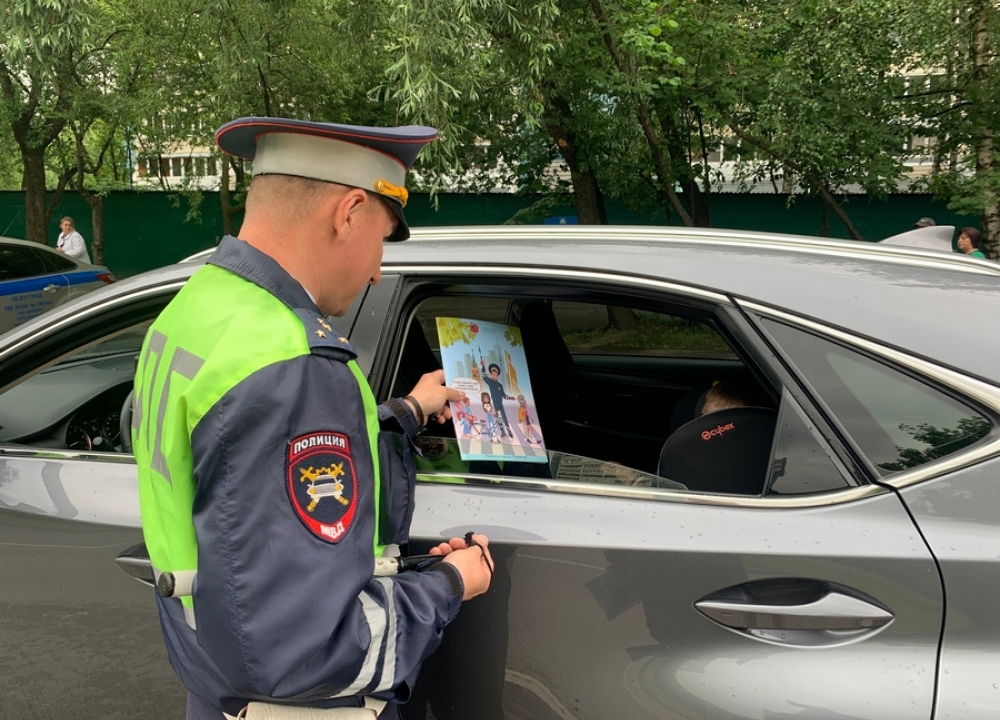 На юго-западе столицы госавтоинспекторы напомнили водителям о правилах перевозки детей